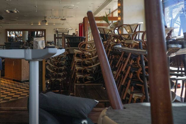 Zur Eindämmung des Coronavirus wurden Geschäftsschließungen angeordnet und werden Ausgangssperren diskutiert, das Foto zeigt gestapelte Tische und Stühle in einem Lokal, Restaurant, Bar, Cafe, 22.03.2020, Bremen (Deutschland), News, Feature, Coronavirus Bremen