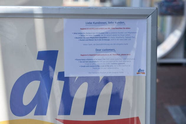 Hinweisschild am dm-Drogerie-Markt, Coronaauswirkungen in NRW, Moers, 21.03.2020, Moers Nordrhein-Westfalen Deutschland