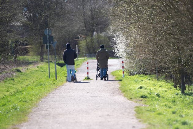 Bünde, Deutschland 22.03.2020: Feature Gesellschaft Spaziergänger gehen mit Kinderwagen spazieren. , Lippinghausen Deutschland