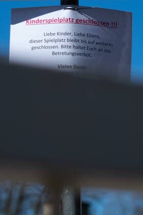 Bünde, Deutschland 22.03.2020: Feature Auswirkungen Coronavirus Das Coronavirus (Covid-19) verursacht Sperrungen von Kinderspielplätzen. Im Bild: Ein Verbotsschild, Information. , Bünde Deutschland