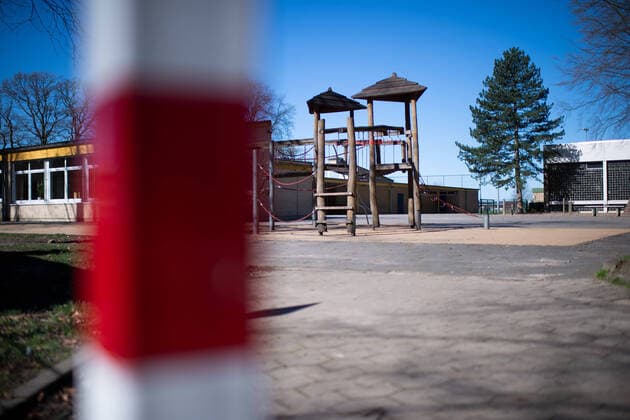 Bünde, Deutschland 22.03.2020: Feature Auswirkungen Coronavirus Das Coronavirus (Covid-19) verursacht Sperrungen von Kinderspielplätzen. Im Bild: Eine Absperrung. , Bünde Deutschland