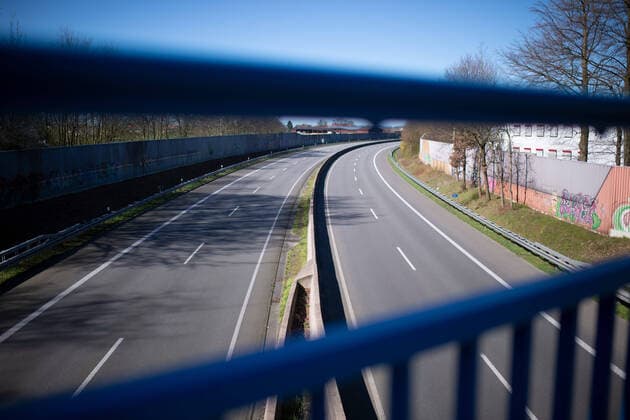 Bünde, Deutschland 22.03.2020: Feature Verkehr Eine leere Autobahn, auf der A30 fahren keine Autos , Bünde Deutschland