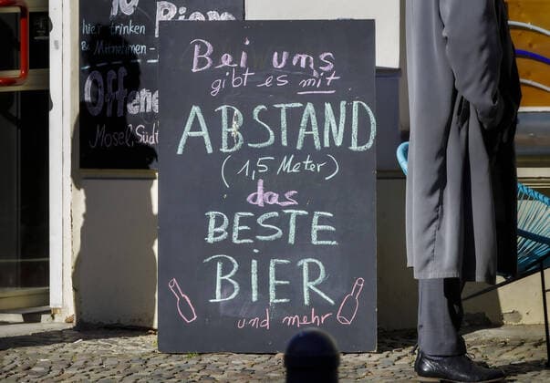 News Bilder des Tages Schild eines Einzelhandelsgeschaefts in Berlin Prenzlauer Berg. - Mit Abstand - ( 1,5 Meter ) des beste Bier - . Berlin 22.03.2020 Berlin Deutschland