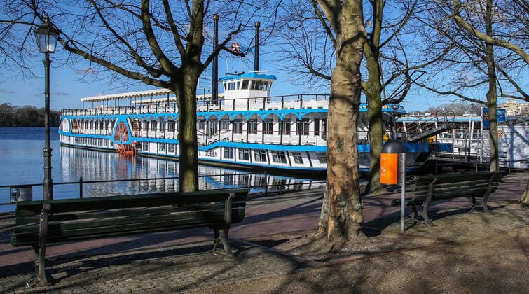 Coronavirus in Berlin Berlin, 22.03.2020, Greenwichpromenade Alt-Tegel. Wegen des Coronavirus liegt das Fahrgastschiffes MS Havel Queen der Stern und Kreisschiffahrt GmbH Berlin am Anlegeplatz der Greenwichpromenade. Die Schifffahrt wurde bis auf weiteres eingestellt. Berlin Berlin Deutschland Alt-Tegel