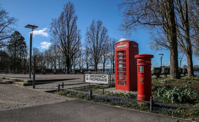 Coronavirus in Berlin Berlin, 22.03.2020, Greenwichpromenade Alt-Tegel. Wegen des Coronavirus zeigt sich der Vorplatz vor dem Tegler See ungewoehnlich Menschenleer. Nur wenige Fussgaenger kreuzen mit grossem Abstand. Erste Fruehblueher laeuten den Fruehling bei strahlendem Sonnenschein ein. Die Wahrzeichen Telefonzelle und Briefkasten leuchten vor blauem Himmel. Berlin Berlin Deutschland Alt-Tegel
