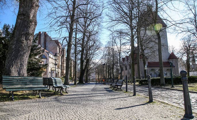 Coronavirus in Berlin Berlin, 22.03.2020, Greenwichpromenade Alt-Tegel. Wegen des Coronavirus zeigt sich der Vorplatz vor dem Tegler See ungewoehnlich Menschenleer. Erste Sonnenstrahlen laeuten den Fruehling ein. Berlin Berlin Deutschland Alt-Tegel