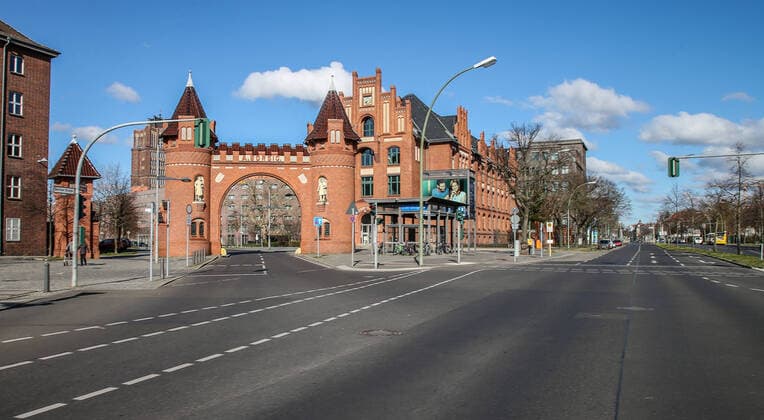 Coronavirus in Berlin Berlin, 22.03.2020, Borsigwerke. Wegen des Coronavirus zeigt sich die Kreuzung am Borsig Tor der Berliner Strasse ungewoehnlich Menschenleer. Auf der Strasse ist kein Verkehr und wenige Fussgaenger kreuzen mit grossem Abstand. Berlin Berlin Deutschland Reinickendorf