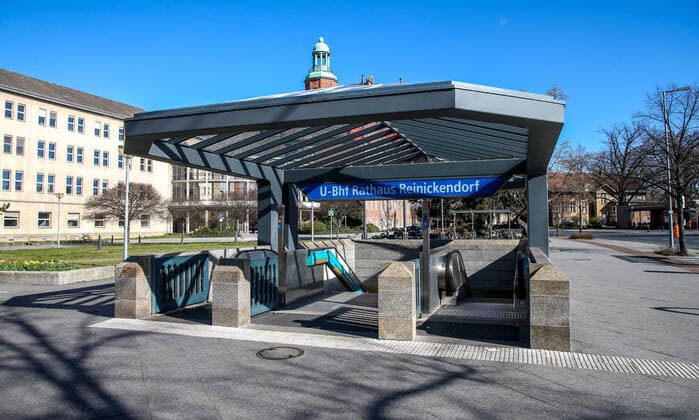 Coronavirus in Berlin Berlin, 22.03.2020, U-Bahnhof Rathaus Reinickendorf. Wegen des Coronavirus zeigt sich der Vorplatz vor dem Bahnhof ungewoehnlich Menschenleer. Auf der Strasse ist kaum Verkehr und wenige Fussgaenger kreuzen mit grossem Abstand. Berlin Berlin Deutschland U-Bahnhof Rathaus Reinickendorf