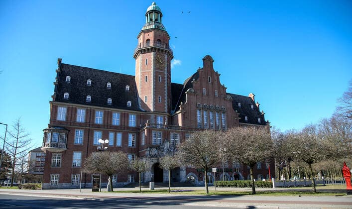 Coronavirus in Berlin Berlin, 22.03.2020, Standesamt Reinickendorf. Wegen des Coronavirus haengen Schilder an der verschlossenen Tuer. Schriftzug zeigt: Liebe Brautpaare, als Schutzmassnahme gegen die Verbreitung des Corona-Virus finden die Trauungen ab 17.03.2020 bis zunaechst 19.04.2020 ausschliesslich mit dem Brautpaar (ggf. mit Dolmetscherin Dolmetscher) nebst eigenen minderjaehrigen Kindern sowie ggf. 2 Trauzeuginnen Trauzeugen statt. Weitere Gaeste erhalten keinen Einlass. Berlin Berlin Deutschland Rathaus Reinickendorf