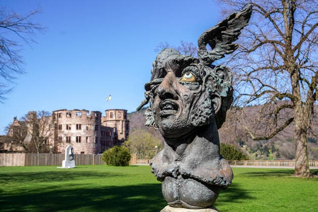 In Baden-Württemberg wird über eine Ausgangssperre diskutiert, um eine Ausbreitung des Coronavirus in der Bevölkerung einzudämmen, das Foto zeigt das Foto zeigt den ansonsten so belebten und mit Touristen bevölkerten Schlossgarten mit Blick auf das Heidelberger Schloss menschenleer, keine Menschen, leer, verlassen, Wahrzeichen der Stadt, einsam, Tourismus, Reisen, Quarantäne, Ausgangssperre, Ausgangssperren, Verordnung, Einschränkung der Freizeit, Corona, Stadt, Stadtbild, Symbolfoto, Symbolbild, Symbol, Dionysos Statue von Jürgen Goertz, 22.03.2020, Heidelberg (Deutschland), News, Feature, Coronavirus in Heidelberg