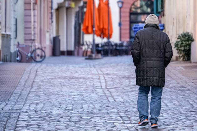 In Baden-Württemberg wird über eine Ausgangssperre diskutiert, um eine Ausbreitung des Coronavirus in der Bevölkerung einzudämmen, das Foto zeigt einen einsamen Passanten, der allein durch die Untere Straße in der Heidelberger Innenstadt spazieren geht, Spaziergang, nahezu menschenleer, leer, verlassen, einsam, Tourismus, Reisen, Quarantäne, Ausgangssperre, Ausgangssperren, Verordnung, Einschränkung der Freizeit, Corona, Stadt, Stadtbild, Symbolfoto, Symbolbild, Symbol, Altstadt, 22.03.2020, Heidelberg (Deutschland), News, Feature, Coronavirus in Heidelberg