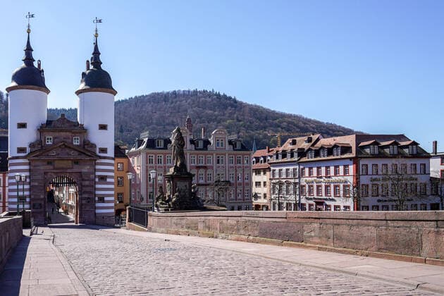 In Baden-Württemberg wird über eine Ausgangssperre diskutiert, um eine Ausbreitung des Coronavirus in der Bevölkerung einzudämmen, das Foto zeigt die ansonsten so belebte und mit Touristen bevölkerte Alte Brücke am Neckar in der Heidelberger Innenstadt menschenleer, keine Menschen, leer, verlassen, Wahrzeichen der Stadt, einsam, Tourismus, Reisen, Quarantäne, Ausgangssperre, Ausgangssperren, Verordnung, Einschränkung der Freizeit, Corona, Stadt, Stadtbild, Symbolfoto, Symbolbild, Symbol, Altstadt, 22.03.2020, Heidelberg (Deutschland), News, Feature, Coronavirus in Heidelberg