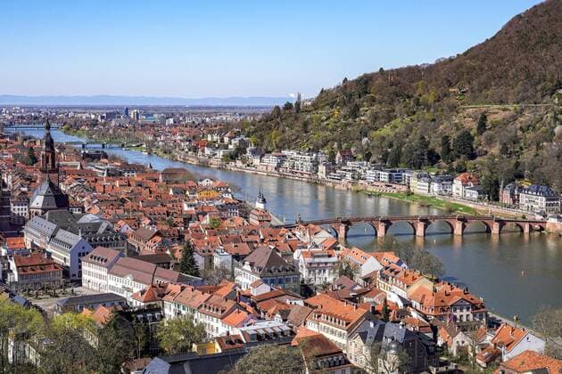 In Baden-Württemberg wird über eine Ausgangssperre diskutiert, um eine Ausbreitung des Coronavirus in der Bevölkerung einzudämmen, das Foto zeigt Heidelberg von oben, Heidelberger Innenstadt, Heiliggeistkirche, Alte Brücke, Neckar, Panorama, Tourismus, Reise, Verordnung, Einschränkung der Freizeit, Corona, Stadt, Stadtbild, Symbolfoto, Symbolbild, Symbol, Altstadt, 22.03.2020, Heidelberg (Deutschland), News, Feature, Coronavirus in Heidelberg