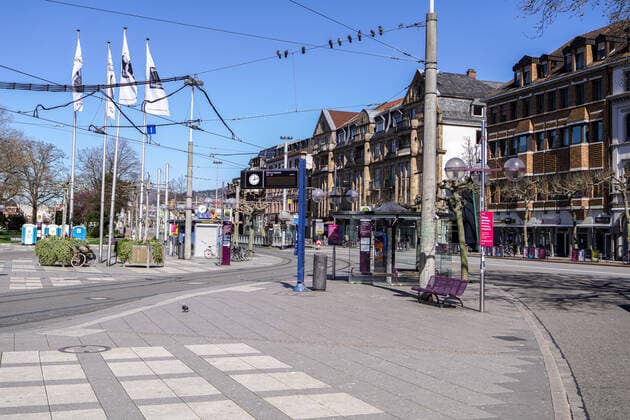In Baden-Württemberg wird über eine Ausgangssperre diskutiert, um eine Ausbreitung des Coronavirus in der Bevölkerung einzudämmen, das Foto zeigt den ansonsten so belebten Bismarckplatz in der Heidelberger Innenstadt nahezu menschenleer, keine Menschen, leer, verlassen, einsam, Quarantäne, Ausgangssperre, Ausgangssperren, Verordnung, Einschränkung der Freizeit, Corona, Stadt, Stadtbild, Symbolfoto, Symbolbild, Symbol, Altstadt, 22.03.2020, Heidelberg (Deutschland), News, Feature, Coronavirus in Heidelberg