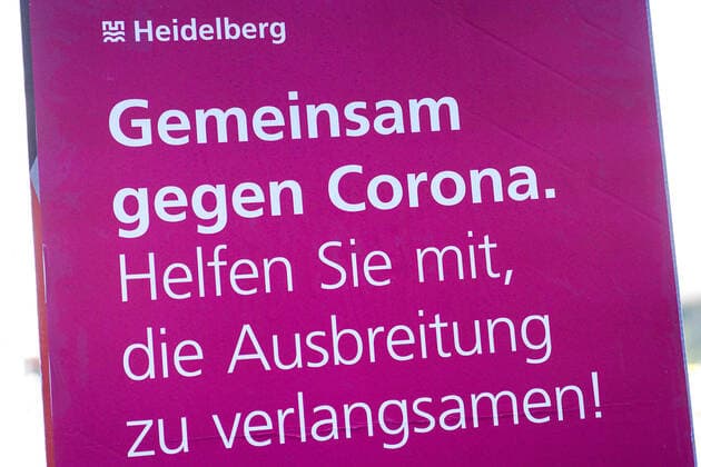 In Baden-Württemberg wird über eine Ausgangssperre diskutiert, um eine Ausbreitung des Coronavirus in der Bevölkerung einzudämmen, das Foto zeigt die Plakataktion Gemeinsam Gegen Corona der Heidelberger Stadtverwaltung, Plakat mit der Aufschrift: Gemeinsam gegen Corona., Helfen Sie mit, die Ausbreitung zu verlangsamen, Quarantäne, Ausgangssperre, Ausgangssperren, Hinweis, Hinweistafel, Hinweisschild, Verordnung, Einschränkung der Freizeit, Corona, Stadt, Stadtbild, Symbolfoto, Symbolbild, Symbol, Aktion gegen die Ausbreitung der Krankheit, 22.03.2020, Heidelberg (Deutschland), News, Feature, Coronavirus in Heidelberg