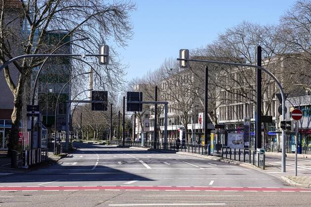 In Baden-Württemberg wird über eine Ausgangssperre diskutiert, um eine Ausbreitung des Coronavirus in der Bevölkerung einzudämmen, das Foto zeigt die ansonsten so belebte und viel befahrene Straße Kurfürsten-Anlage zur Mittagszeit nahezu autofrei, keine Autos, leer, leere Fahrbahn, verlassen, einsam, Verkehr, Straßenverkehr, Quarantäne, Ausgangssperre, Ausgangssperren , Verordnung, Einschränkung der Freizeit, Corona, Stadt, Stadtbild, Symbolfoto, Symbolbild, Symbol, 22.03.2020, Heidelberg (Deutschland), News, Feature, Coronavirus in Heidelberg