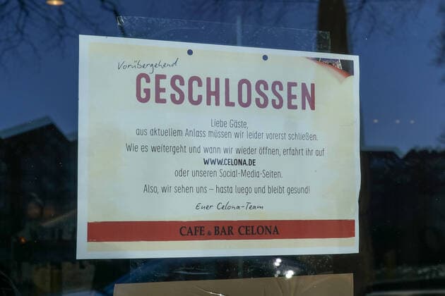 Zur Eindämmung des Coronavirus wurden Geschäftsschließungen angeordnet und werden Ausgangssperren diskutiert, das Foto zeigt ein Hinweisschild an mit der Aufschrift: Geschlossen, Liebe Gäste, aus aktuellem Anlass müssen wir leider vorerst schließen, 22.03.2020, Bremen (Deutschland), News, Feature, Coronavirus Bremen
