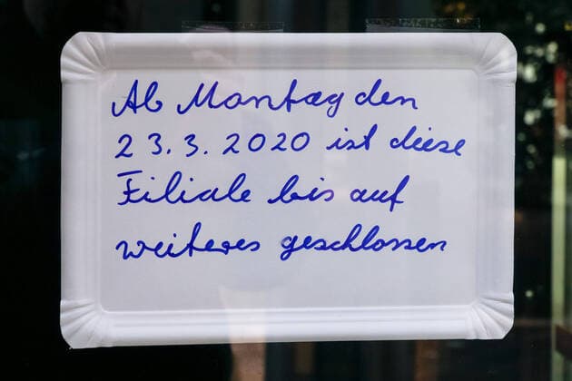 Zur Eindämmung des Coronavirus wurden Geschäftsschließungen angeordnet und werden Ausgangssperren diskutiert, das Foto zeigt ein Hinweisschild an einem Geschäft, Laden mit der Aufschrift: Ab Montag ist diese Filiale bis auf weiteres geschlossen, 22.03.2020, Bremen (Deutschland), News, Feature, Coronavirus Bremen
