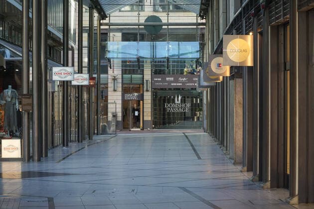 Zur Eindämmung des Coronavirus wurden Geschäftsschließungen angeordnet und werden Ausgangssperren diskutiert, das Foto zeigt die menschenleere, leere Einkaufspassage, Einkaufscenter, Einkaufszentrum Domshof Passage in Bremen, 22.03.2020, Bremen (Deutschland), News, Feature, Coronavirus Bremen