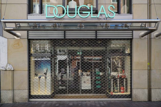 Zur Eindämmung des Coronavirus wurden Geschäftsschließungen angeordnet und werden Ausgangssperren diskutiert, das Foto zeigt eine geschlossene Filiale von Douglas mit heruntergelassenem Rollgitter, 22.03.2020, Bremen (Deutschland), News, Feature, Coronavirus Bremen