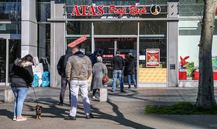 Coronavirus in Berlin Berlin, 22.03.2020, Maerkisches Viertel. Wegen des Coronavirus halten Kunden vor einer Baeckerei am Sonntag Morgen Abstand voneinander. Berlin Berlin Deutschland Maerkisches Viertel