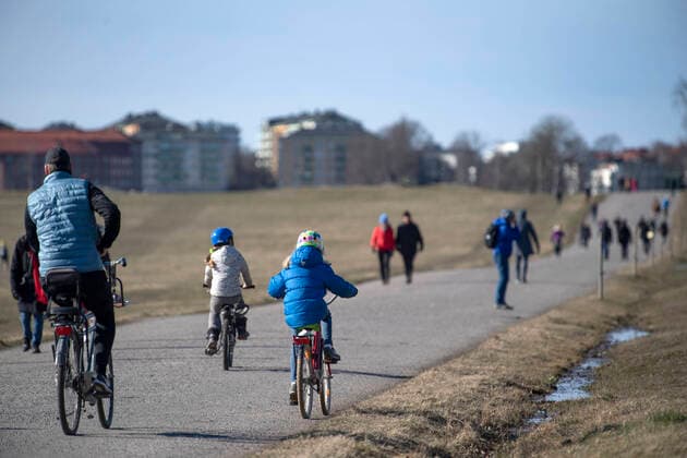 People take a walk or bicycle in the sunny but chilly weather at Djurgarden in Stockholm, Sweden, on March 22, 2020, amidst the new coronavirus COVID 19 pandemic Stockholm SWEDEN x10040x,  Copyright: xAndersxWiklund TTx SWEDEN WEATHER