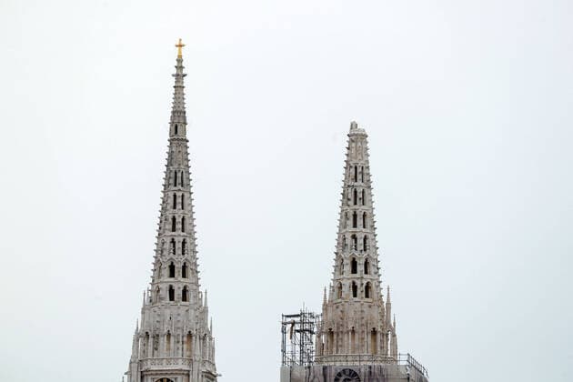 Bilder des Jahres 2020, News 03 März News Bilder des Tages Zagreb s cathedral was damaged in the earthquake 22.03.2020., Croatia, Zagreb - Earthquake damaged Zagreb Cathedral. A strong earthquake shook Croatia and its capital on Sunday morning, causing widespread damage and panic. The European seismological agency, EMSC, said the earthquake measured 5.3 and struck a wide area north of the capital, Zagreb. Several buildings cracked in Zagreb and walls and rooftops were damaged. SanjinxStrukic PIXSELL