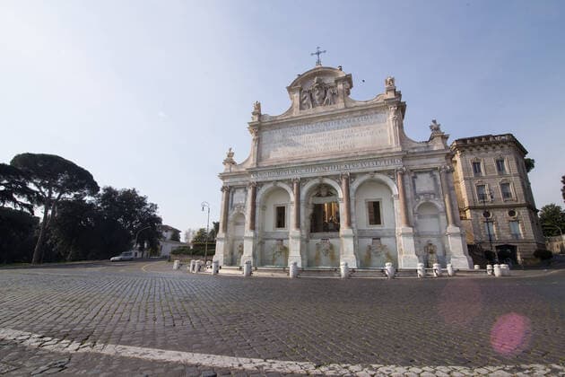 Rome: Ambulances waiting in the days of Covid-19 View of Fountain of Acqua Paola, also called Fontanone del Gianicolo , on the morning of Sunday 22 March 2020, during the Covid-19 pandemic Roma Italy Copyright: MatteoxNardone