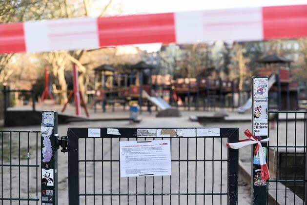 Wegen Corona ist seit dem 22. März ein Spielplatz am Weichselplatz in Berlin-Neukölln gesperrt. Gesperrter Spielplatz in Berlin-Neukölln