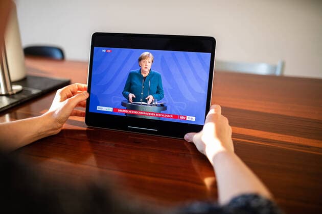 Corona-Krise Die Corona-Krise Statement der Bundeskanzlerin Angela Merkel zur Ausgangssperre (Symbolbild, Symbolfoto) des Schule am 22. March 2020 in Dessau, Sachsen Anhalt, Germany