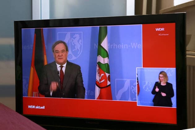 22.03. 2020 NRW Die Coronakrise verschärft sich. Bund und Länder verständigen sich auf ein strenges Kontaktverbot. NRW Ministerpräsident Armin Laschet erläutert die Konsequenzen für die Bürger in NRW. Mehr als zwei Personen sollen auf öffentlichen Plätzen und Straßen nicht zusammen treffen. Größere Gruppen werden verwarnt und oder mit einem Bußgeld bestraft.