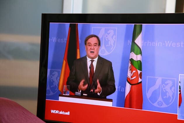 22.03. 2020 NRW Die Coronakrise verschärft sich. Bund und Länder verständigen sich auf ein strenges Kontaktverbot. NRW Ministerpräsident Armin Laschet erläutert die Konsequenzen für die Bürger in NRW. Mehr als zwei Personen sollen auf öffentlichen Plätzen und Straßen nicht zusammen treffen. Größere Gruppen werden verwarnt und oder mit einem Bußgeld bestraft.