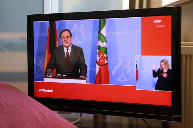 22.03. 2020 NRW Die Coronakrise verschärft sich. Bund und Länder verständigen sich auf ein strenges Kontaktverbot. NRW Ministerpräsident Armin Laschet erläutert die Konsequenzen für die Bürger in NRW. Mehr als zwei Personen sollen auf öffentlichen Plätzen und Straßen nicht zusammen treffen. Größere Gruppen werden verwarnt und oder mit einem Bußgeld bestraft.