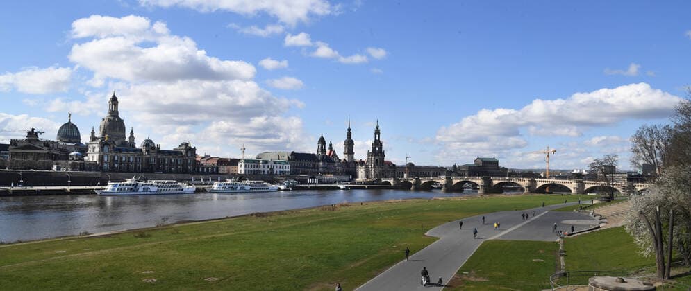 GER Dresden wegen der Ausgangsbeschraenkungen durch die Corona Pandemie( Seuche Krankheit ) sind im Dresdner Stadtzentrum Plaetze ( Plätze ) und Strassen verweist - menschenleer - leer - wie hier die Radwege am elbufer mit Stadtsilhouette Skyline mit Frauenkirche und Hofkirche und Augustusbruecke 22.03.20 220320 ddbd