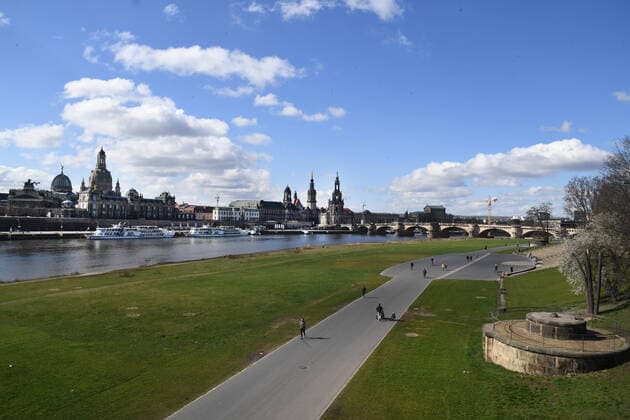 GER Dresden wegen der Ausgangsbeschraenkungen durch die Corona Pandemie( Seuche Krankheit ) sind im Dresdner Stadtzentrum Plaetze ( Plätze ) und Strassen verweist - menschenleer - leer - wie hier die Radwege am elbufer mit Stadtsilhouette Skyline mit Frauenkirche und Hofkirche und Augustusbruecke 22.03.20 220320 ddbd