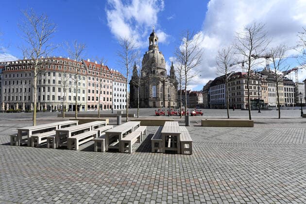 GER Dresden wegen der Ausgangsbeschraenkungen durch die Corona Pandemie( Seuche Krankheit ) sind im Dresdner Stadtzentrum Plaetze ( Plätze ) und Strassen verweist - menschenleer - leer - wie hier der Neumarkt mit Frauenkirche 22.03.20 220320 ddbd