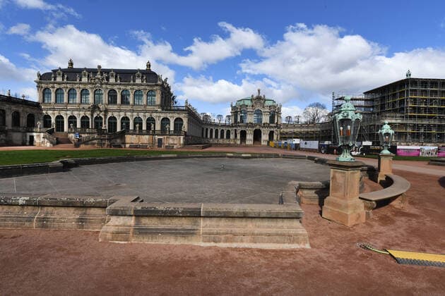 GER Dresden wegen der Ausgangsbeschraenkungen durch die Corona Pandemie( Seuche Krankheit ) sind im Dresdner Stadtzentrum Plaetze ( Plätze ) und Strassen verweist - menschenleer - leer - wie hier der Zwinger 22.03.20 220320 ddbd