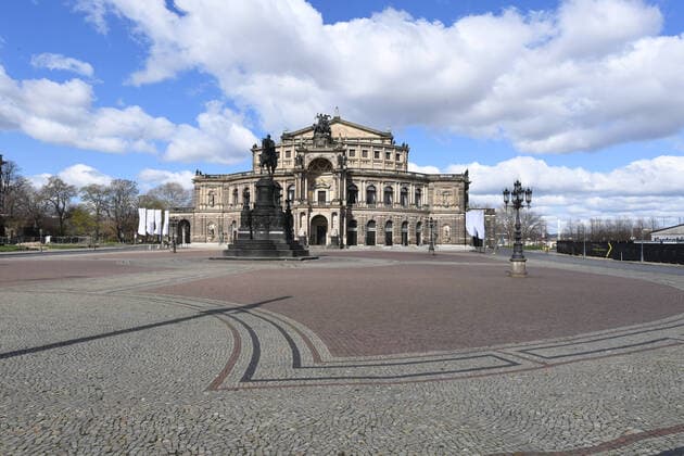 GER Dresden wegen der Ausgangsbeschraenkungen durch die Corona Pandemie( Seuche Krankheit ) sind im Dresdner Stadtzentrum Plaetze ( Plätze ) und Strassen verweist - menschenleer - leer - wie hier der Theaterplatz mit Semperoper 22.03.20 220320 ddbd