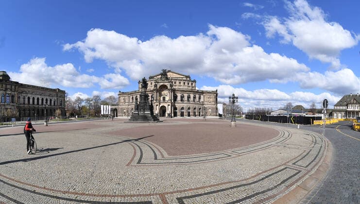 GER Dresden wegen der Ausgangsbeschraenkungen durch die Corona Pandemie( Seuche Krankheit ) sind im Dresdner Stadtzentrum Plaetze ( Plätze ) und Strassen verweist - menschenleer - leer - wie hier der Theaterplatz mit Semperoper 22.03.20 220320 ddbd
