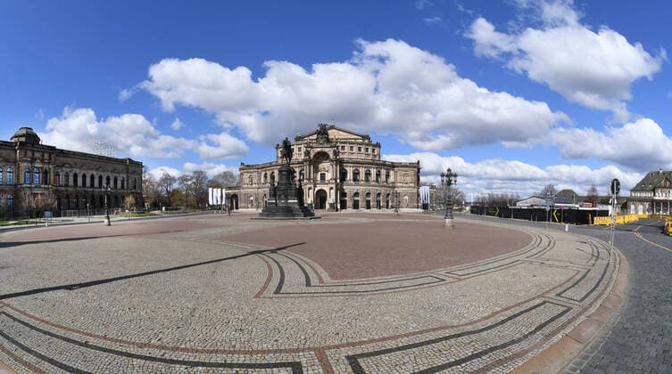 GER Dresden wegen der Ausgangsbeschraenkungen durch die Corona Pandemie( Seuche Krankheit ) sind im Dresdner Stadtzentrum Plaetze ( Plätze ) und Strassen verweist - menschenleer - leer - wie hier der Theaterplatz mit Semperoper 22.03.20 220320 ddbd