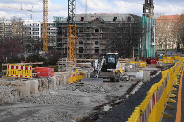GER Dresden wegen der Ausgangsbeschraenkungen durch die Corona Pandemie( Seuche Krankheit ) sind im Dresdner Stadtzentrum Plaetze ( Plätze ) und Strassen verweist - menschenleer - leer - wie hier die im Bau befindliche Augustusbruecke ( Augustusbrücke ) -was wird aus den Bauprojekten - hinten das Blockhaus 22.03.20 220320 ddbd