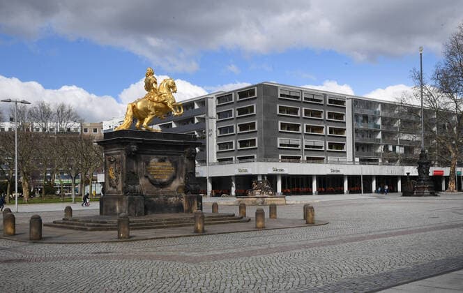 GER Dresden wegen der Ausgangsbeschraenkungen durch die Corona Pandemie( Seuche Krankheit ) sind im Dresdner Stadtzentrum Plaetze ( Plätze ) und Strassen verweist - menschenleer - leer - wie hier der Neustaedter Markt mit dem Goldenen Reiter 22.03.20 220320 ddbd