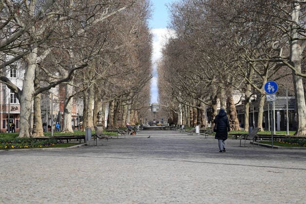 GER Dresden wegen der Ausgangsbeschraenkungen durch die Corona Pandemie( Seuche Krankheit ) sind im Dresdner Stadtzentrum Plaetze ( Plätze ) und Strassen verweist - menschenleer - leer - wie hier die Hauptstrasse 22.03.20 220320 ddbd