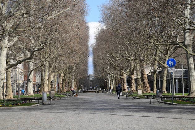 GER Dresden wegen der Ausgangsbeschraenkungen durch die Corona Pandemie( Seuche Krankheit ) sind im Dresdner Stadtzentrum Plaetze ( Plätze ) und Strassen verweist - menschenleer - leer - wie hier die Hauptstrasse 22.03.20 220320 ddbd