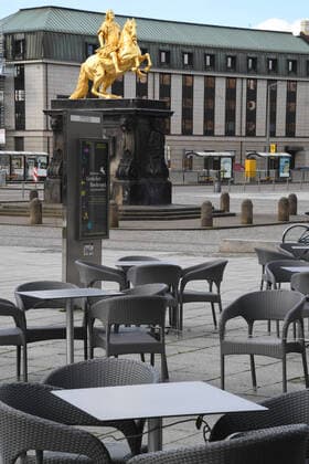 GER Dresden wegen der Ausgangsbeschraenkungen durch die Corona Pandemie( Seuche Krankheit ) sind im Dresdner Stadtzentrum Plaetze ( Plätze ) und Strassen verweist - menschenleer - leer - wie hier der Neustader Markt mit dem Goldenen Reiter und leerer Aussenterrasse des Eiscafes Venezia 22.03.20 220320 ddbd