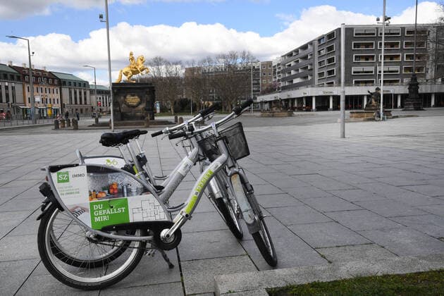 GER Dresden wegen der Ausgangsbeschraenkungen durch die Corona Pandemie( Seuche Krankheit ) sind im Dresdner Stadtzentrum Plaetze ( Plätze ) und Strassen verweist - menschenleer - leer - wie hier der Neustaedter Markt mit dem Goldenen Reiter und Leihfahrraedern 22.03.20 220320 ddbd