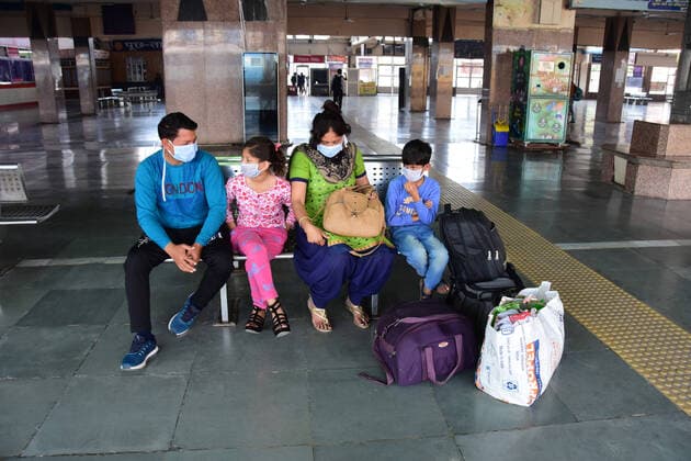 India: Janata Curfew called by PM Modi Prayagraj: Passenger wear mask and waiting for train at Prayagraj Railway junction as almost Train were cancelled during Janata Curfew in Prayagraj on Sunday, March 22, 2020. Prime Minister Narendra Modi called for the janata curfew or self-imposed quarantine to break the chain of coronavirus infections, which the World Health Organisation (WHO) says spread through person-to-person contact and respiratory droplets. Prayagraj Uttar Pradesh India Copyright: PrabhatxKumarxVerma