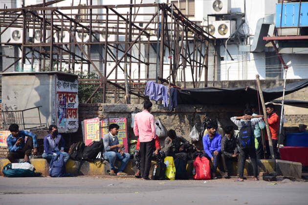 India: Janata Curfew called by PM Modi Prayagraj: Commuter sit at road side during Janata Curfew in Prayagraj on Sunday, March 22, 2020. Prime Minister Narendra Modi called for the janata curfew or self-imposed quarantine to break the chain of coronavirus infections, which the World Health Organisation (WHO) says spread through person-to-person contact and respiratory droplets. Prayagraj Uttar Pradesh India Copyright: PrabhatxKumarxVerma