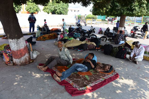 India: Janata Curfew called by PM Modi Prayagraj: Commuter rest road side during Janata Curfew in Prayagraj on Sunday, March 22, 2020 as no buses and trains were available to travel. Prime Minister Narendra Modi called for the janata curfew or self-imposed quarantine to break the chain of coronavirus infections, which the World Health Organisation (WHO) says spread through person-to-person contact and respiratory droplets. Prayagraj Uttar Pradesh India Copyright: PrabhatxKumarxVerma