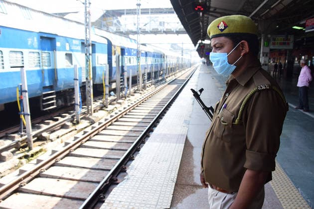 India: Janata Curfew called by PM Modi Prayagraj: A policeman keep vigil at Prayagraj Railway junction as almost Train were cancelled during Janata Curfew in Prayagraj on Sunday, March 22, 2020. Prime Minister Narendra Modi called for the janata curfew or self-imposed quarantine to break the chain of coronavirus infections, which the World Health Organisation (WHO) says spread through person-to-person contact and respiratory droplets. Prayagraj Uttar Pradesh India Copyright: PrabhatxKumarxVerma